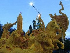 泰国佛教传统节日守夏节 乌汶府举行大型蜡雕巡游活动 