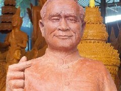 泰国呵叻府守夏节功德游行 "总理巴育"人像比心成亮点!