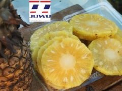 泰国菠萝价格持续走低 果农另辟蹊径卖起火烤菠萝!