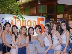泰国这家餐馆会火吗? 服务员全是性感美女!