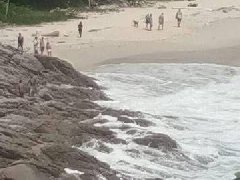 泰国普吉海滩2名中国游客无视红旗警示下海后失踪!