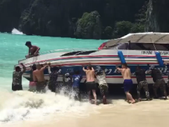 泰国甲米府皮皮岛玛雅湾风浪巨大致游艇搁浅!