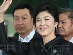 泰国前总理英拉终审洒泪上法庭 庭外数百支持者呐喊助威