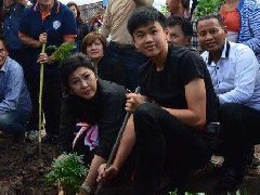 泰国前总理英拉与红衫军种万寿菊向九世王示忠诚 遭军警全程监控!