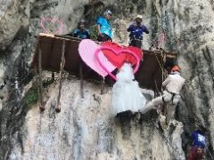 泰浪漫:2018情人节甲米府莱莉海滩举办“攀岩注册结婚”活动邀情侣参加