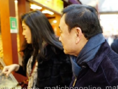 泰媒2月10日曝图：前总理英拉和他信一起现身北京街头？