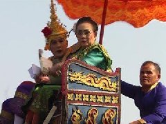 泰国孔敬府富婆做功德撒现金20万引民众疯抢
