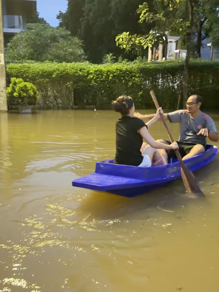 Aum家门前积水成灾，买船供家人出行