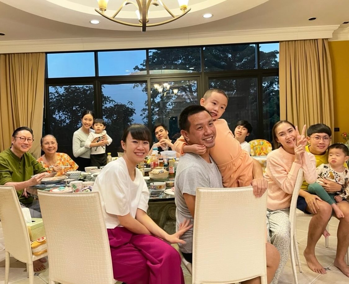 Panya为长女庆生，全家三代同桌重现温情